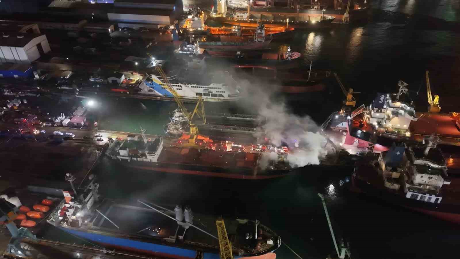 Tuzla’da kuru yük gemisinde yangın: Çok sayıda ekip sevk edildi