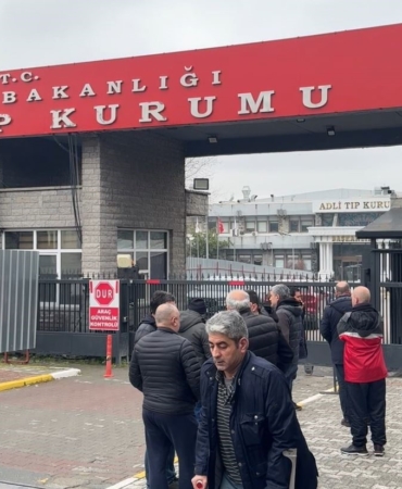 Fatih’te çöken binada hayatını kaybeden yaşlı kadının cenazesi Adli Tıp Kurumundan alındı