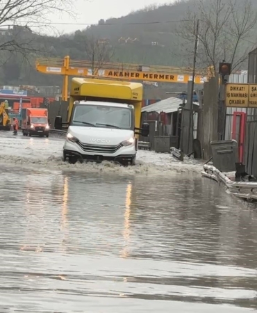 Eyüpsultan’da hafriyat kamyonu göle dönen yolda yan yattı