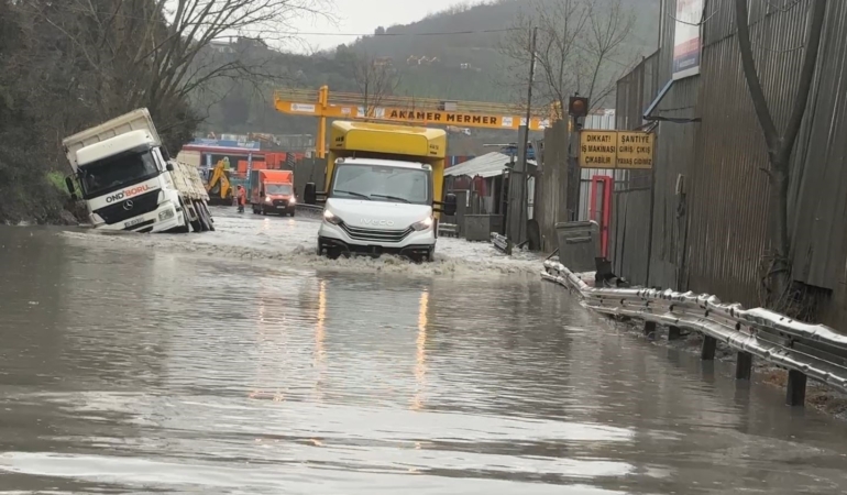 Eyüpsultan’da hafriyat kamyonu göle dönen yolda yan yattı