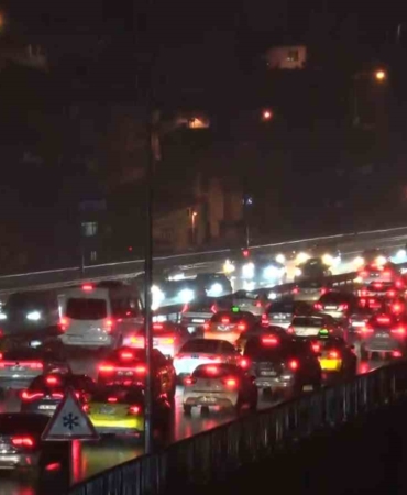 Ramazan Bayramı’nın ikinci gününde gece saatlerinde köprü trafiği devam ediyor