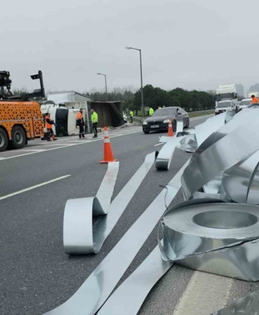 İstanbul-Edirne otoyolu’nda kaza: Rulo saclar yola savruldu