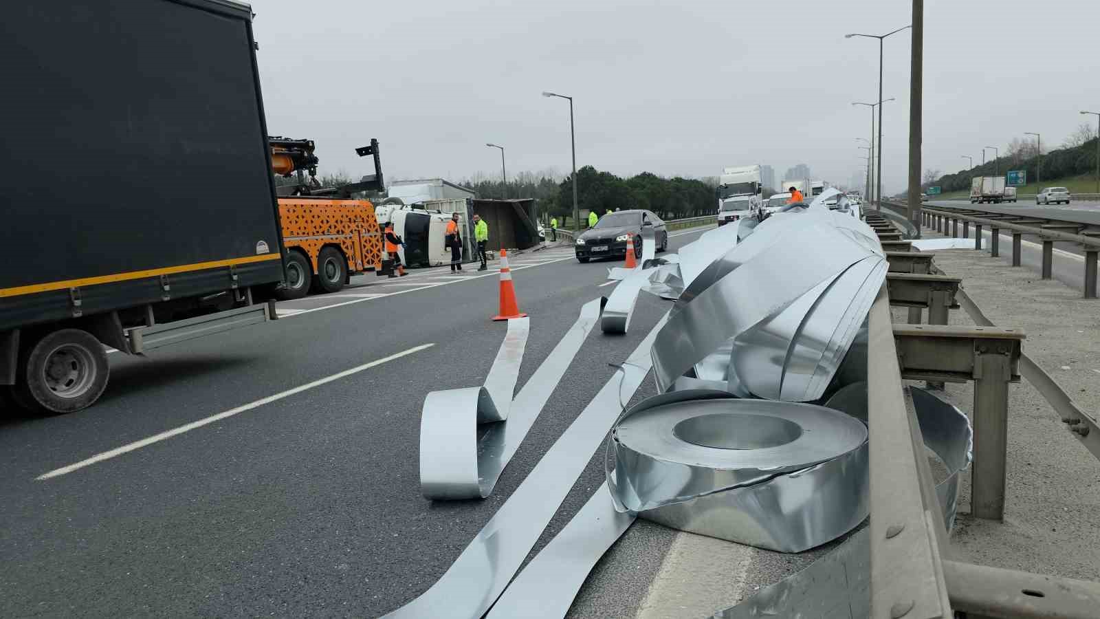 İstanbul-Edirne otoyolu’nda kaza: Rulo saclar yola savruldu
