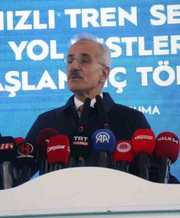 Bakan Uraloğlu: "Türkiye’nin 225 kilometre hıza sahip milli elektrikli hızlı trenimizin yol testlerini bugün resmen başlatıyoruz"