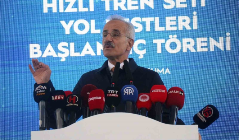 Bakan Uraloğlu: "Türkiye’nin 225 kilometre hıza sahip milli elektrikli hızlı trenimizin yol testlerini bugün resmen başlatıyoruz"
