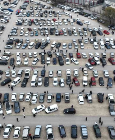 İkinci el oto pazarında buruk bayram