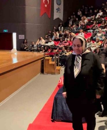 80 yaşındaki emekli öğretmen, kansere yenik düşen profesör kızını gözyaşlarıyla andı