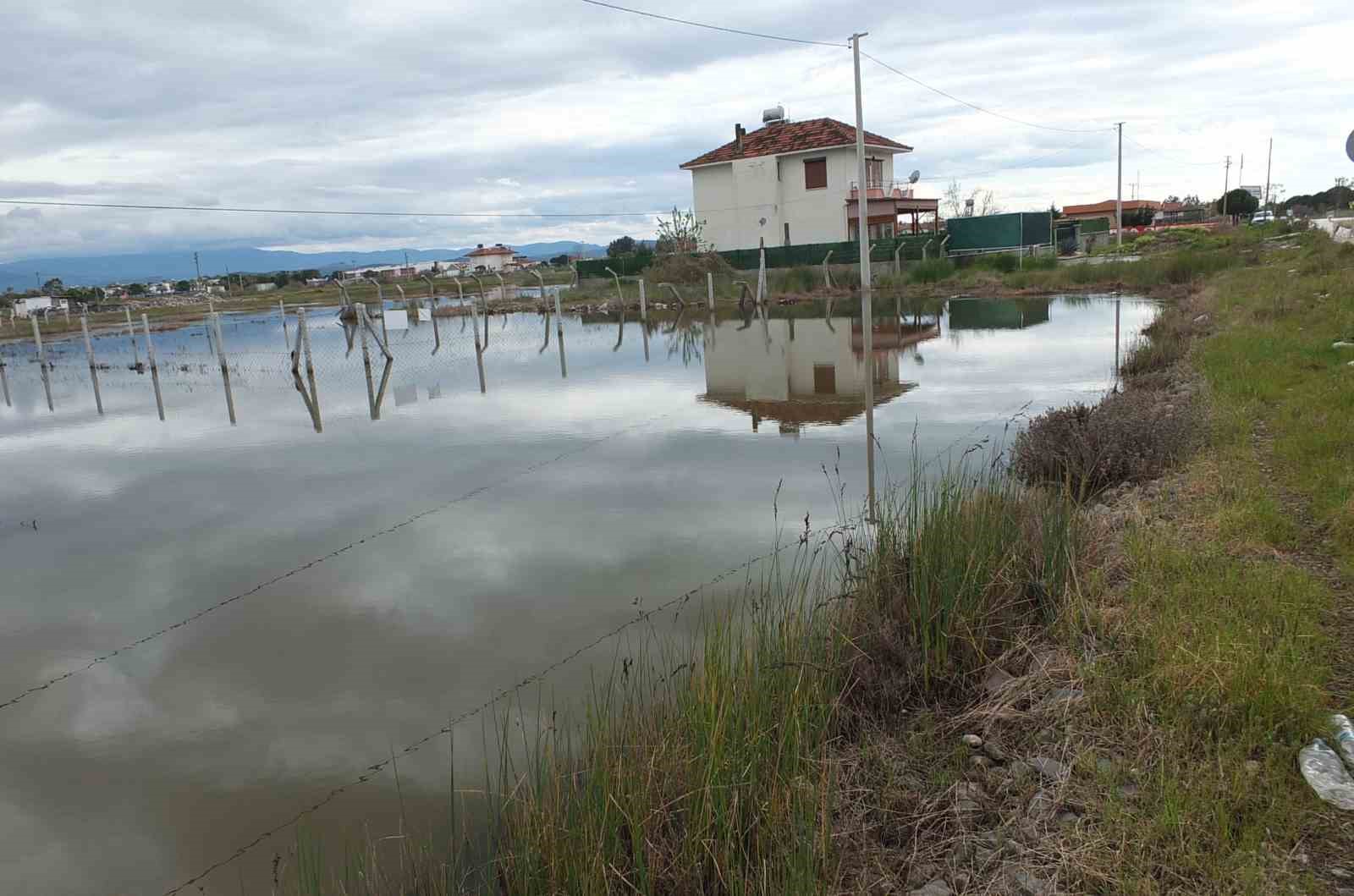 Balıkesir’de yazlıklar su içinde kaldı