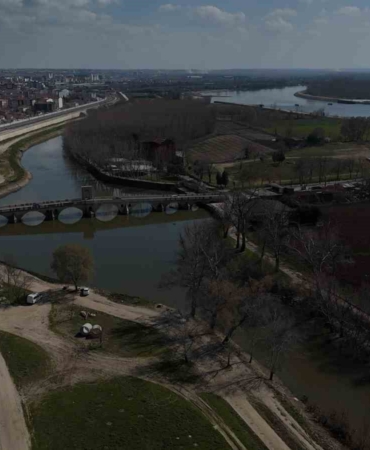 Tunca Nehri kıyısında toprak kayması: 50 metrelik alanda çatlaklar oluştu