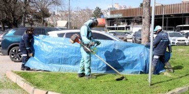 Kocaeli’de yeşil alan bakımlarında araçlar brandalarla korunuyor