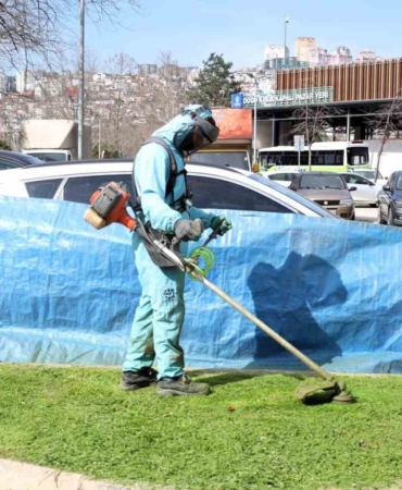 Kocaeli’de yeşil alan bakımlarında araçlar brandalarla korunuyor