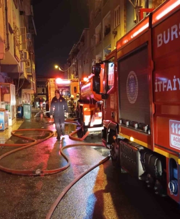 Bursa’da apartmanın çatı katında yangın