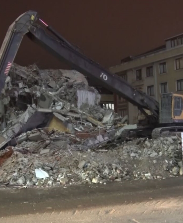 Avcılar’da kentsel dönüşüm kapsamında yapılan yıkım kontrolden çıktı, o anlar kamerada