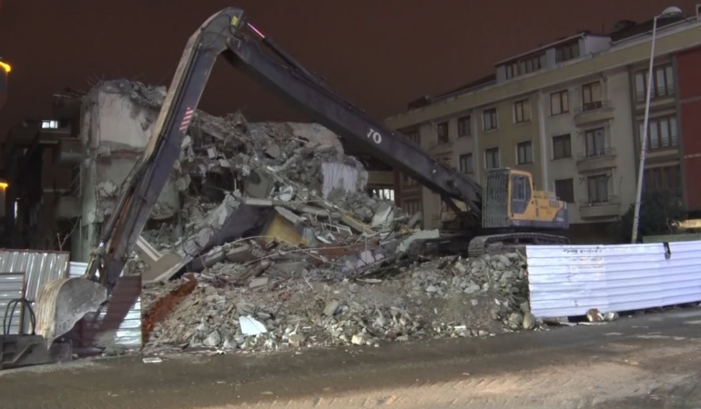 Avcılar’da kentsel dönüşüm kapsamında yapılan yıkım kontrolden çıktı, o anlar kamerada