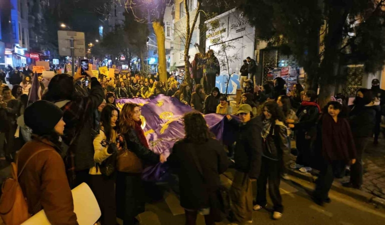 Beyoğlu’nda yasak dinlemeyen 5 gösterici gözaltına alındı