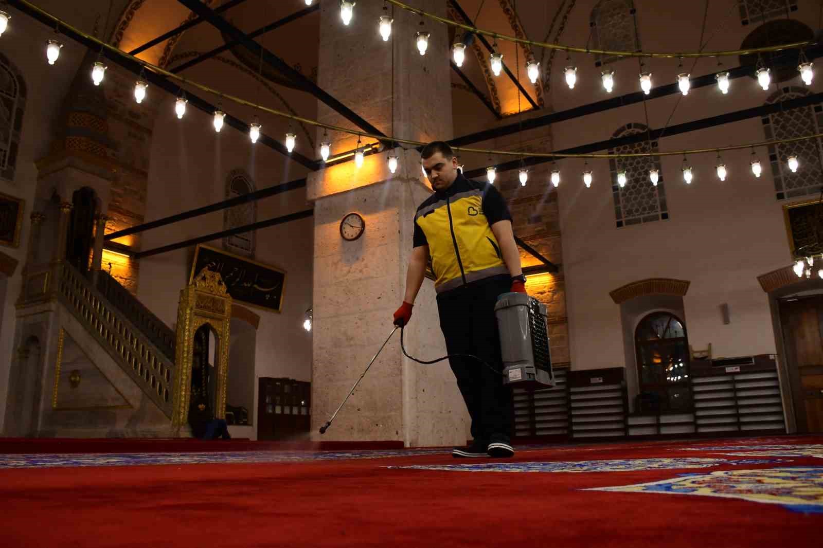 Balıkesir’de cami ve mezarlıklar bayram öncesi temizlendi