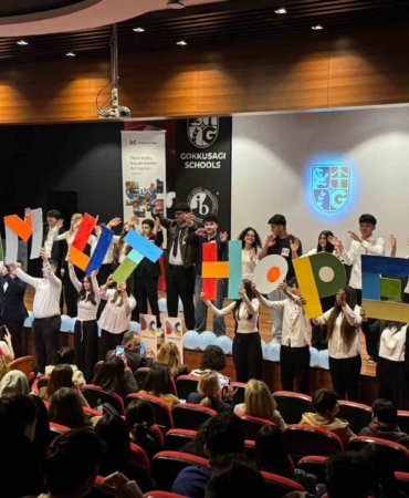 IB öğrencileri "Dünya Anadili Günü"nde kültürel bir mozaik oluşturdu