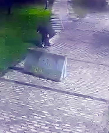 Beyoğlu’nda parkta düşürülen telefonu çaldı, o anlar kamerada