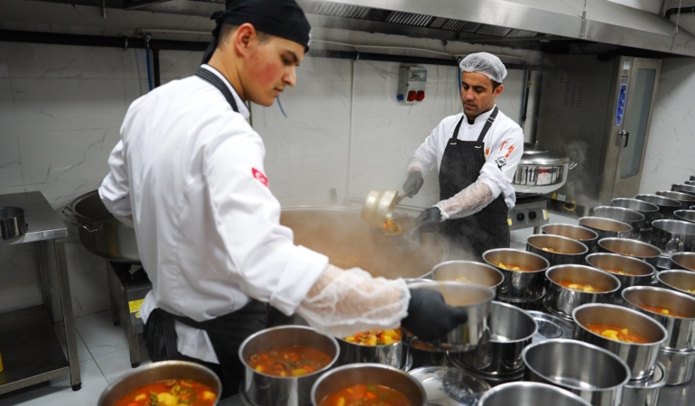 Sultanbeyli’de Ramazan dayanışması: İyilik mutfağı kapı kapı hizmet veriyor