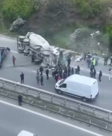 Ümraniye’de araca çarpan beton mikseri devrildi: 1 yaralı