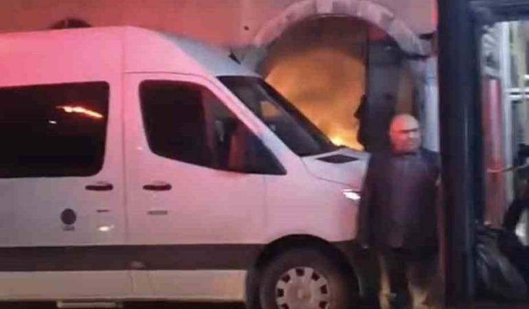 Bursa’da tarihi binada çıkan yangın söndürüldü