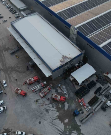 Lojistik firmasında yangın: 1 itfaiye eri yaralandı