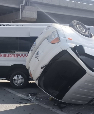 Bilecik’te halk minibüsü ile kırmızı ışık ihlali yapan kamyonet çarpıştı, 8’i hafif 9 yaralı