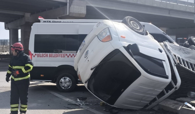 Bilecik’te halk minibüsü ile kırmızı ışık ihlali yapan kamyonet çarpıştı, 8’i hafif 9 yaralı