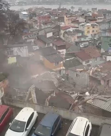Fatih’te çöken binadan dumanların yükseldiği anlar kameraya yansıdı