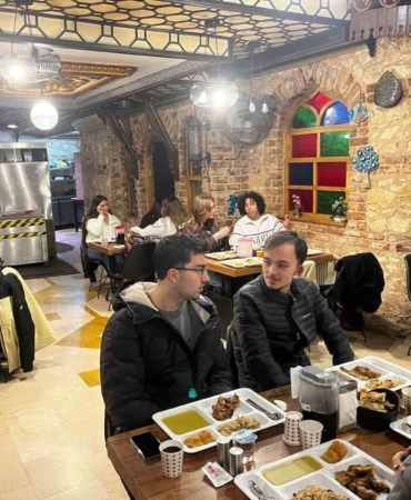 Fatih’te üniversite öğrencileri iftarda buluştu