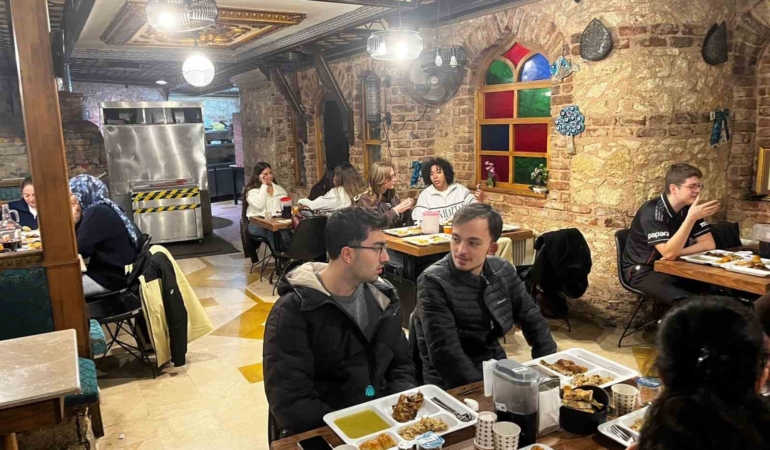 Fatih’te üniversite öğrencileri iftarda buluştu