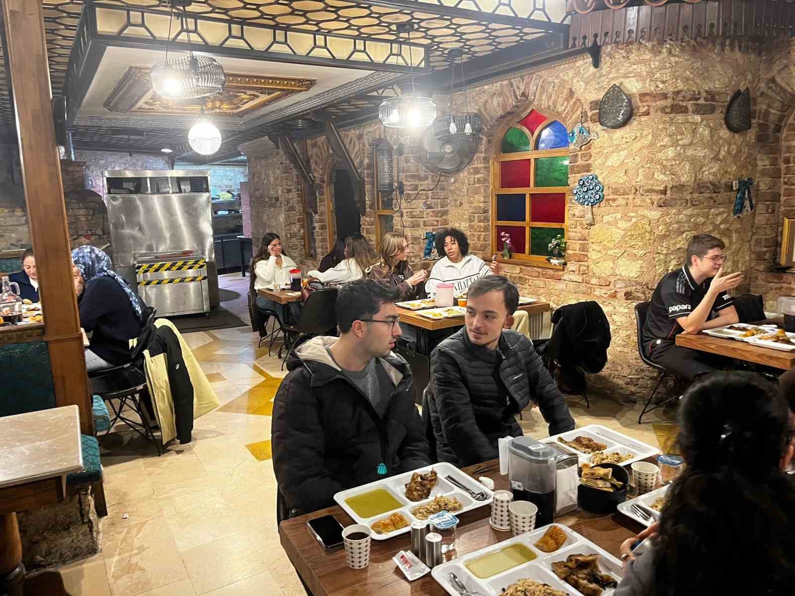 Fatih’te üniversite öğrencileri iftarda buluştu