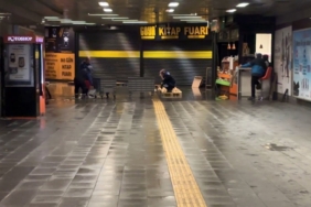 Mecidiyeköy metro alt geçidini su bastı, görevliler suyu kovalarla tahliye etmeye çalıştı