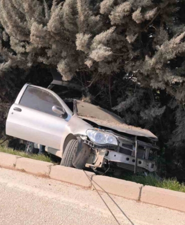 Bursa’da kontrolden çıkan otomobil ağaçlık alana uçtu, 1 yaralandı