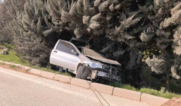 Bursa’da kontrolden çıkan otomobil ağaçlık alana uçtu, 1 yaralandı