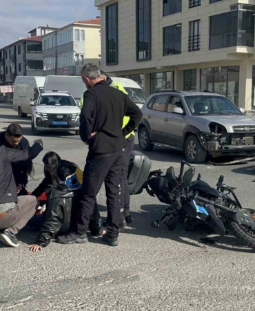 Tekirdağ’da otomobil ile motosikletin kaza anı kamerada