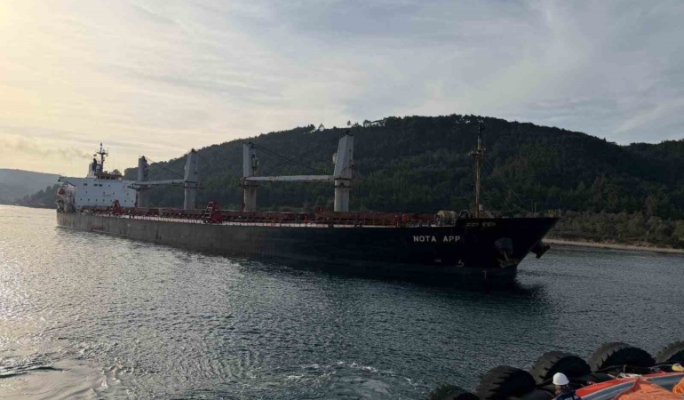 Çanakkale Boğazı’nda karaya oturan gemi için kurtarma çalışması başladı, boğaz trafiğe kapandı