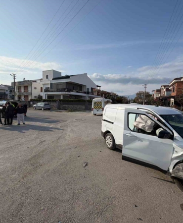 Burhaniye’de sık kaza yaşanan kavşağa düzenleme yapılması istendi