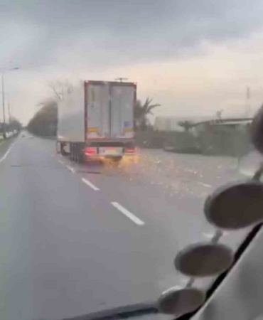 Bursa’da korku dolu anlar, direği deviren TIR olay yerinden kaçtı