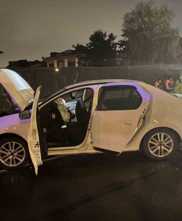 Eyüpsultan’da bir araç bariyerlere girdi: 3 kişi yaralandı