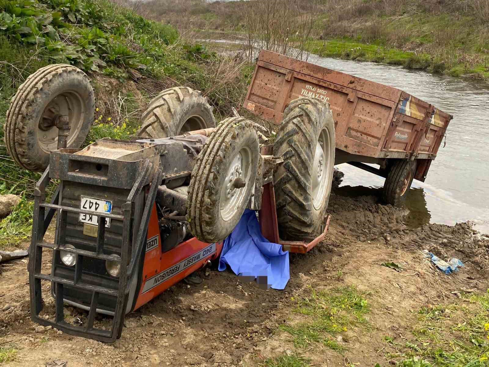 Toprak yolda devrilen traktörün altında kalan sürücü hayatını kaybetti