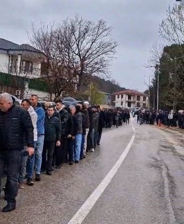 60 Yıllık Bayram geleneği: 1 kilometrelik bayramlaşma kuyruğu