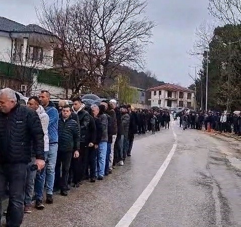 60 Yıllık Bayram geleneği: 1 kilometrelik bayramlaşma kuyruğu