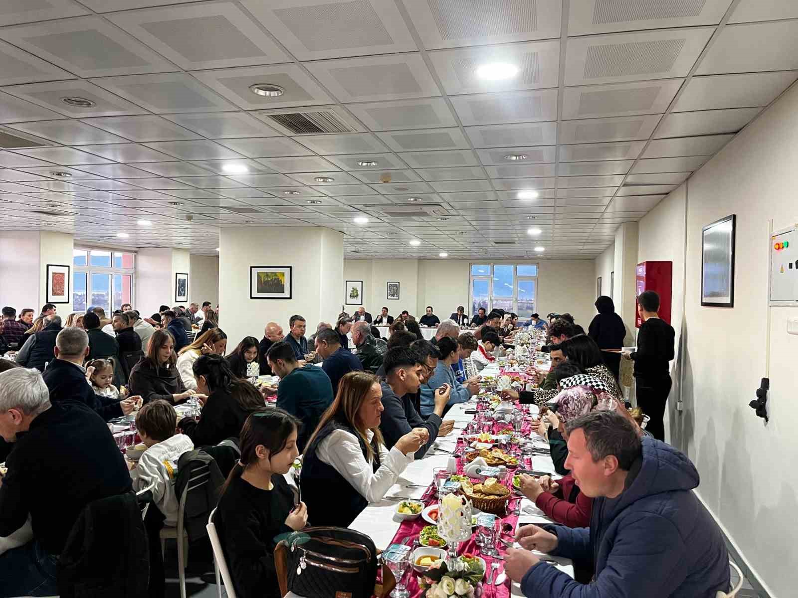 Burhaniye’de akademik ve idari personel iftarda buluştu