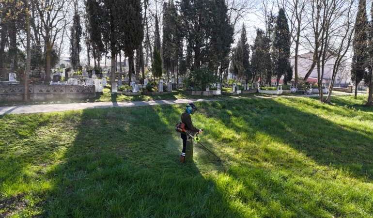 Kartepe’de bayram öncesi mezarlıklarda temizlik çalışması