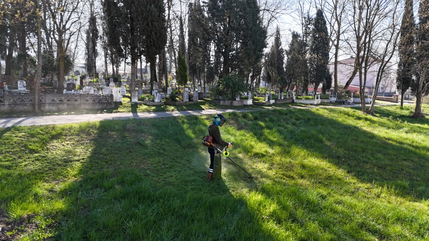 Kartepe’de bayram öncesi mezarlıklarda temizlik çalışması