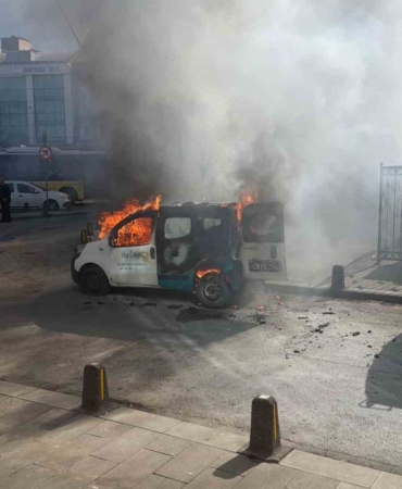 Gaziosmanpaşa’da park halindeki araç alev alev yandı