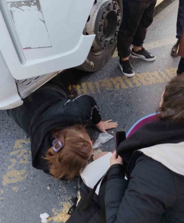 Küçükçekmece’de tırın çarptığı kadın yaralandı: Kaza anı kamerada