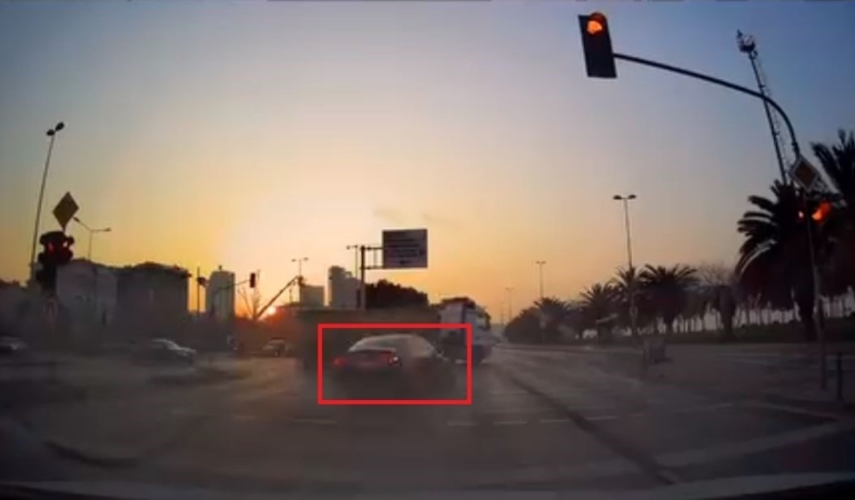 Kartal’daki kaza anları kamerada: Kırmızı ışıkta geçen araç durağa böyle daldı