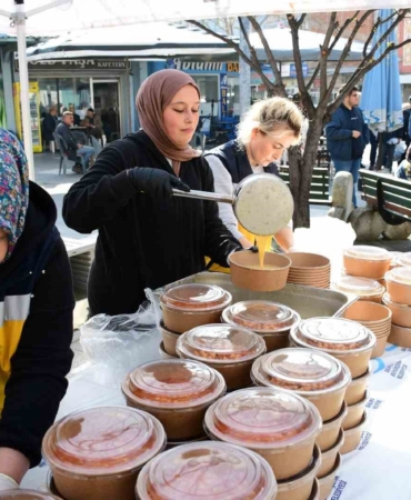 Büyükşehir’in iftar sofrası Altıeylül’de gönülleri ısıttı